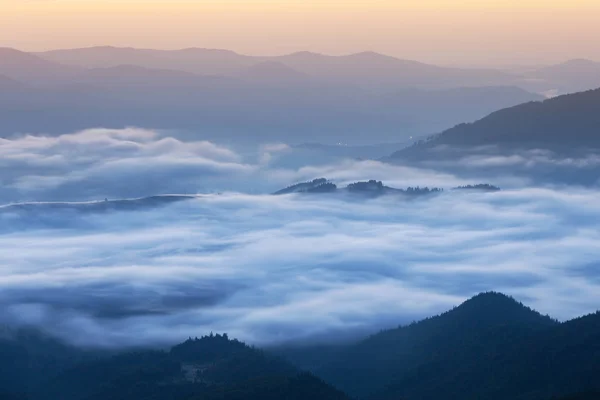 Silhouet mistige bergen — Stockfoto
