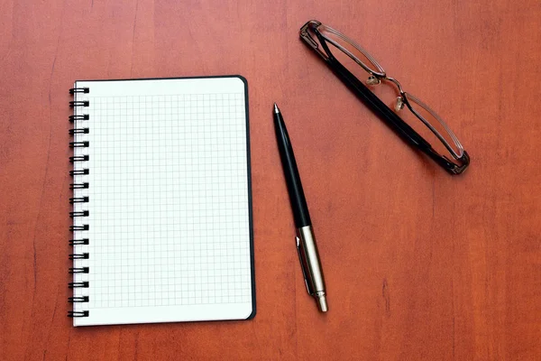 Gözlük, kalem ile not etmek — Stok fotoğraf