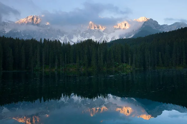 Lago di Carezza de manhã cedo — Fotografia de Stock