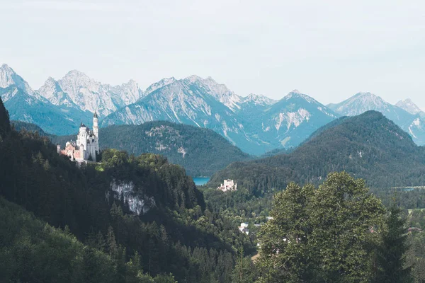 Panorama över berömda slottet Neuschwanstein — Stockfoto