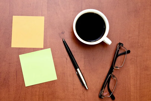 Notas recordatorio, bolígrafo y vasos con taza de café — Foto de Stock