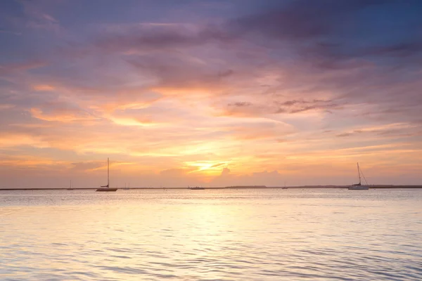 Yachter i havet vid solnedgången — Stockfoto