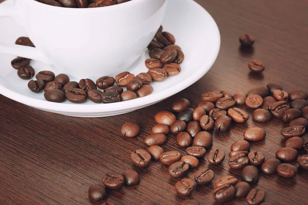 Taza de granos de café en una mesa —  Fotos de Stock