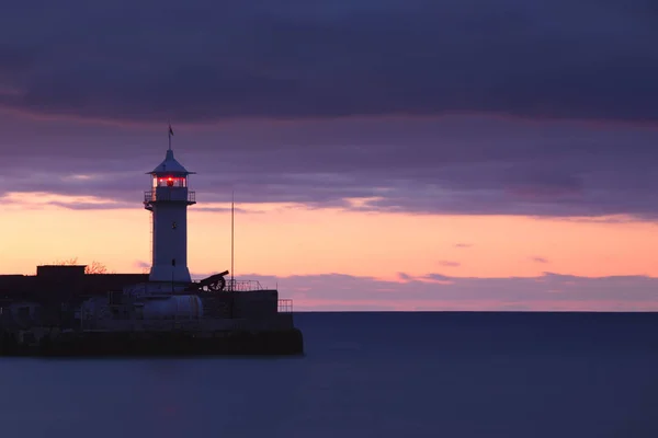 Faro prima dell'alba nuvolosa — Foto Stock