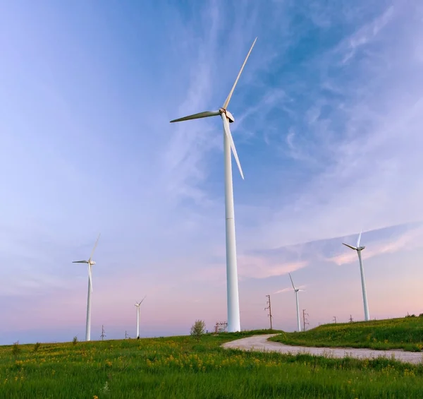 Rüzgar elektrik santrali türbini — Stok fotoğraf