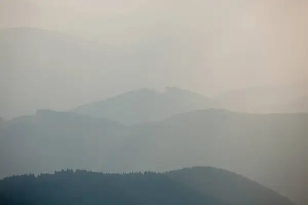Horské údolí mlhavé siluety — Stock fotografie