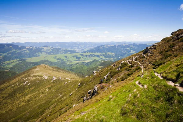 바위 언덕에 서 있는 남자와 여름 산 풍경 — 스톡 사진