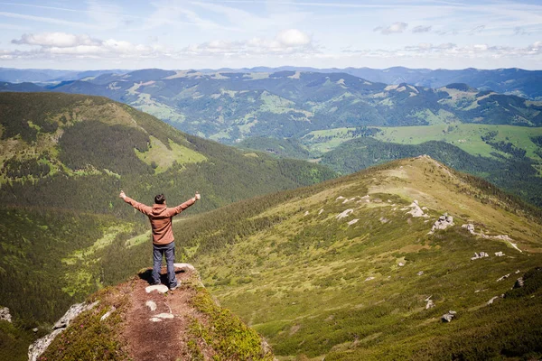 Summer mountain landscape with man standing on the rocky hill — Stock Photo, Image