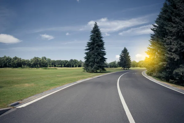 Ashalt road, a park a város zöld — Stock Fotó