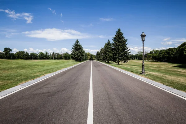 Estrada através do parque da cidade de verão — Fotografia de Stock