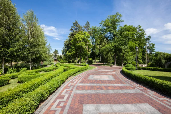 Sommergrüner Stadtpark an sonnigem Tag — Stockfoto