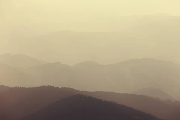 산 골짜기 안개 낀 실루엣 — 스톡 사진