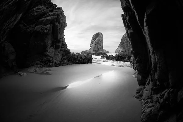 大西洋の岩の多い海岸線の黒と白の写真 — ストック写真