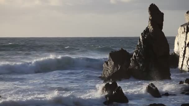 Skalnaté pobřeží Atlantského oceánu — Stock video