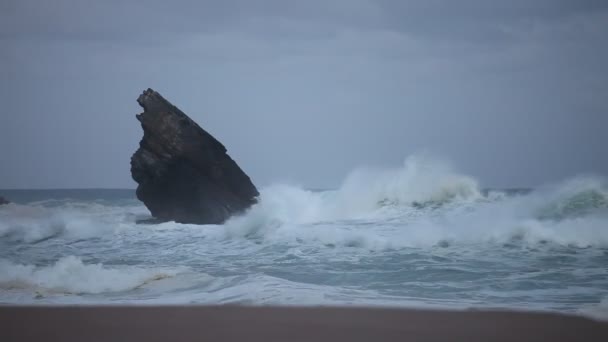 Costa atlântica rochosa — Vídeo de Stock