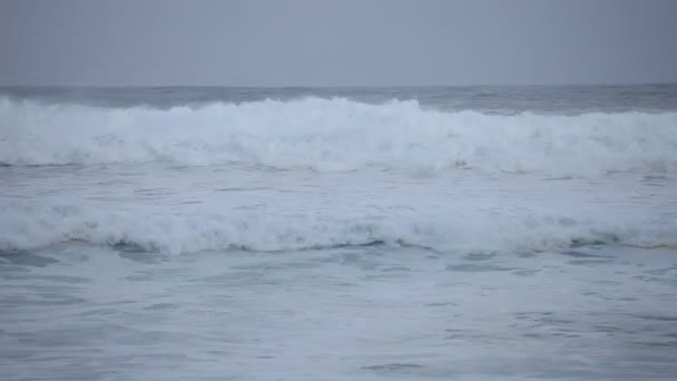 Большие океанские волны — стоковое видео