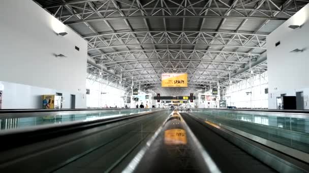 Aeropuerto de Bruselas escena interior en carril de transporte — Vídeos de Stock