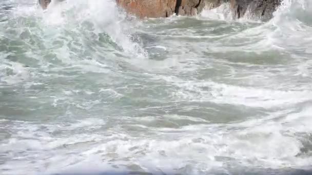 Океан большие волны, разбивающиеся скалистой береговой линии — стоковое видео