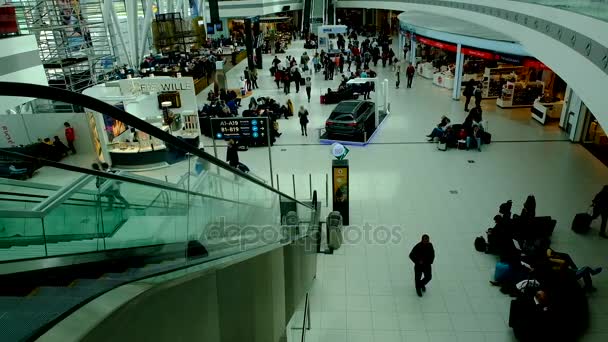 Budapest International Airport Terminal zeigt viele Passagiere. — Stockvideo