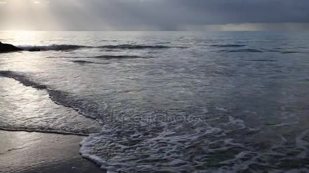 Волны Атлантического океана на восходе солнца — стоковое видео