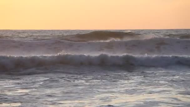 Velké vlny Atlantského oceánu. Bouřlivé cloud sunrise krajina — Stock video