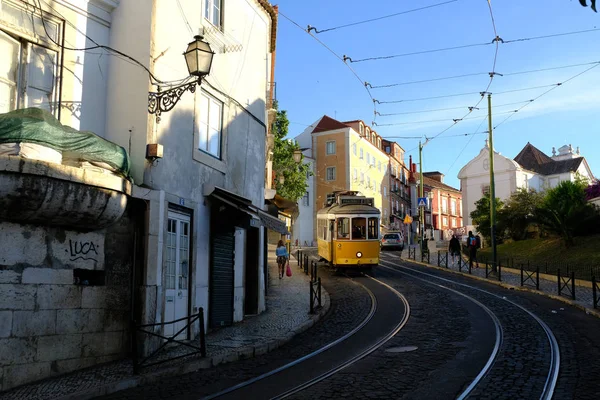 Tram giallo tradizionale nelle vecchie strade — Foto Stock