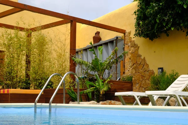 Swimming pool at hotel and resort — Stock Photo, Image