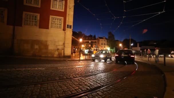 Turistas caminhando na velha cidade de Lisboa, Portugal — Vídeo de Stock