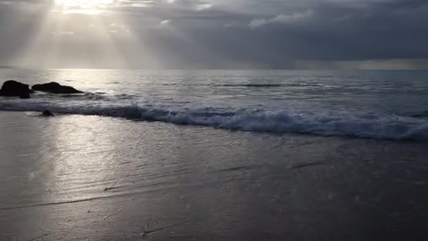 Nuvola tempestosa mattina paesaggio marino — Video Stock