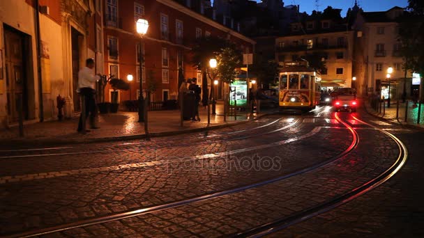 Turistler Lizbon eski gece şehirde, Portekiz — Stok video