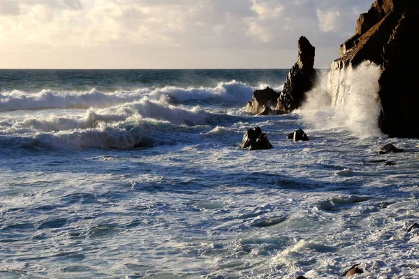 Gran ola oceánica estrellándose roca —  Fotos de Stock