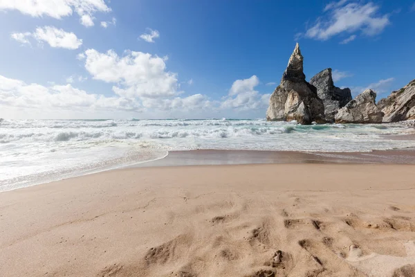 Hermosa playa Praia da Ursa en el día soleado — Foto de Stock