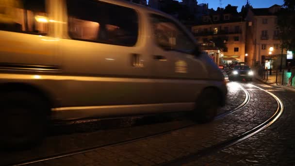 Turystów, tradycyjnych żółty tramwaj w nocy ulica — Wideo stockowe