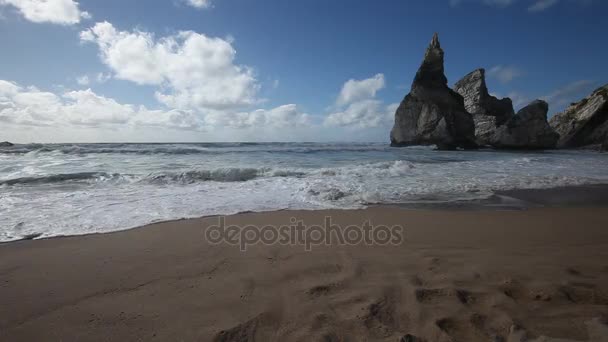 Hermosa playa Praia da Ursa en el soleado día de verano, Portugal — Vídeos de Stock