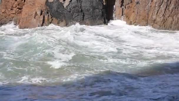 Океан большие волны, разбивающиеся скалистой береговой линии — стоковое видео