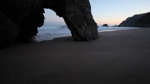 Vagues orageuses à côté de la falaise rocheuse — Video