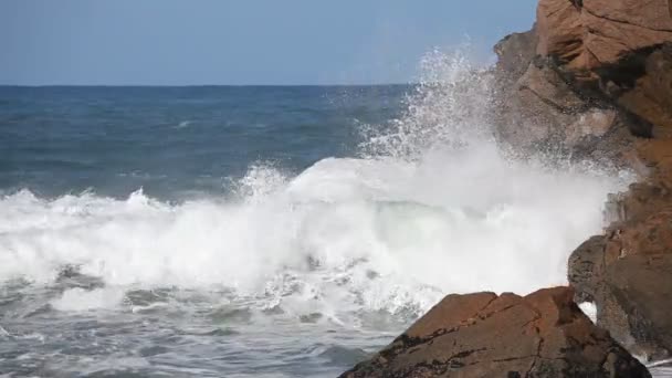 Oceano grandi onde che si infrangono costa rocciosa — Video Stock