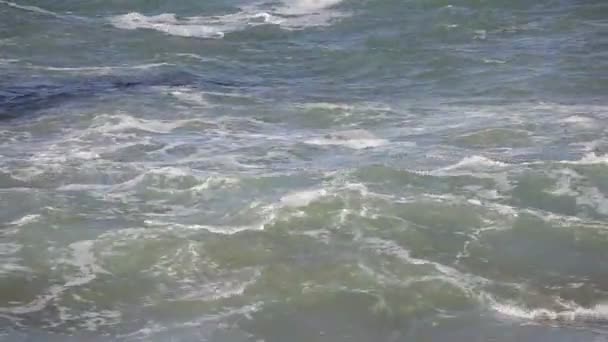 Oceano ondas grandes batendo costa rochosa — Vídeo de Stock