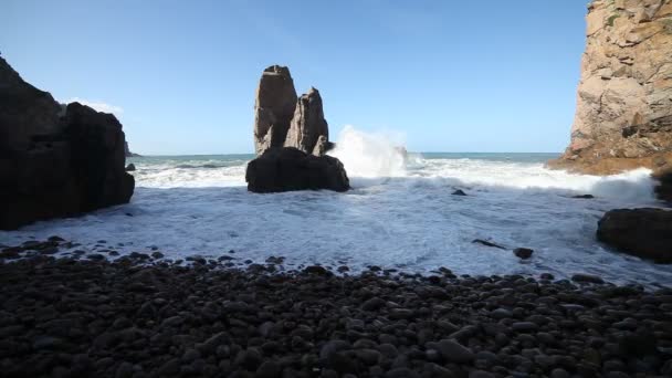 Óceán nagy hullámok összeomlik a sziklás tengerpart — Stock videók
