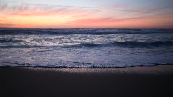 Velké vlny Atlantského oceánu při východu slunce — Stock video