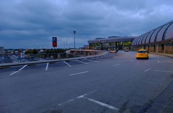 Budapest international Airport terminal with taxi car — Stock Photo, Image