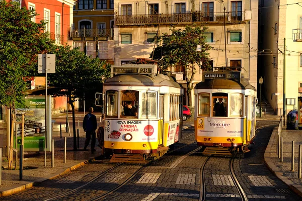 Tranvía amarillo tradicional en calles antiguas — Foto de Stock