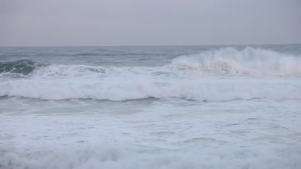 Oceano Atlântico ondas grandes ao nascer do sol — Vídeo de Stock