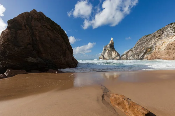 Hermosa playa Praia da Ursa en el día soleado — Foto de Stock