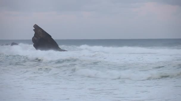 Stormande vågor bredvid rocky klippan — Stockvideo