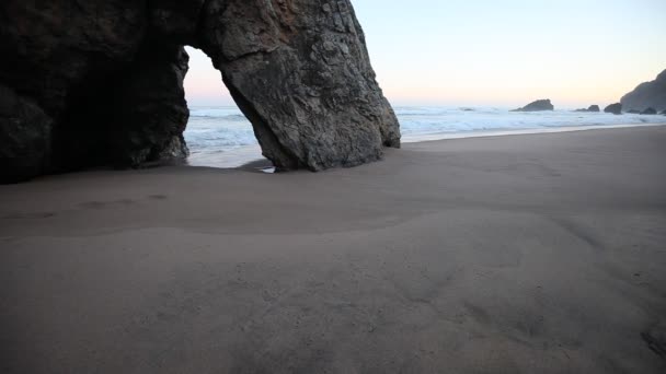 Bouřlivé vlny vedle skalnatého útesu — Stock video