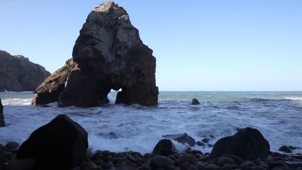Océano grandes olas rompiendo costa rocosa — Vídeos de Stock