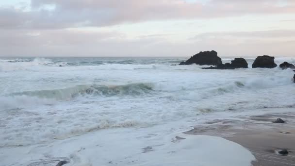 Stormy waves beside the rocky cliff — стоковое видео