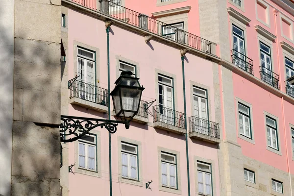 Lanterne de ville à la vieille rue européenne — Photo