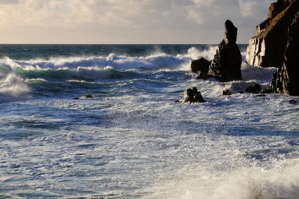 Stora oceanen våg kraschar rock — Stockfoto